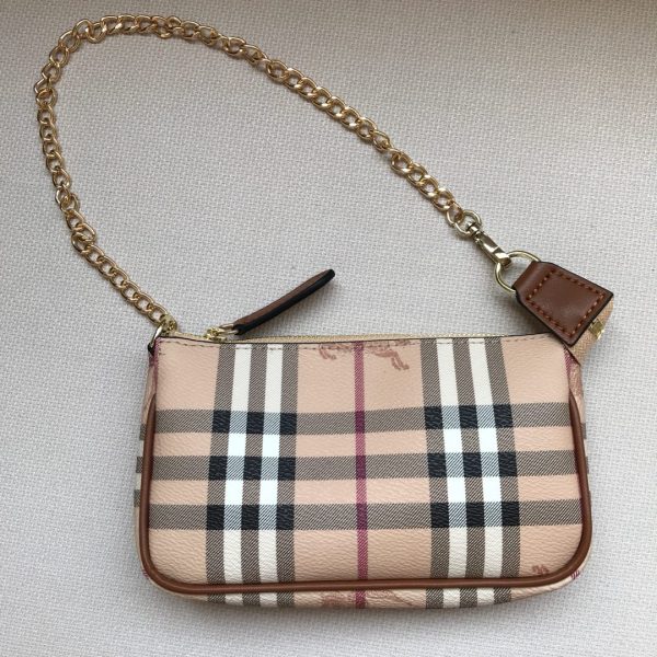 Burberry có túi xách cổ điển