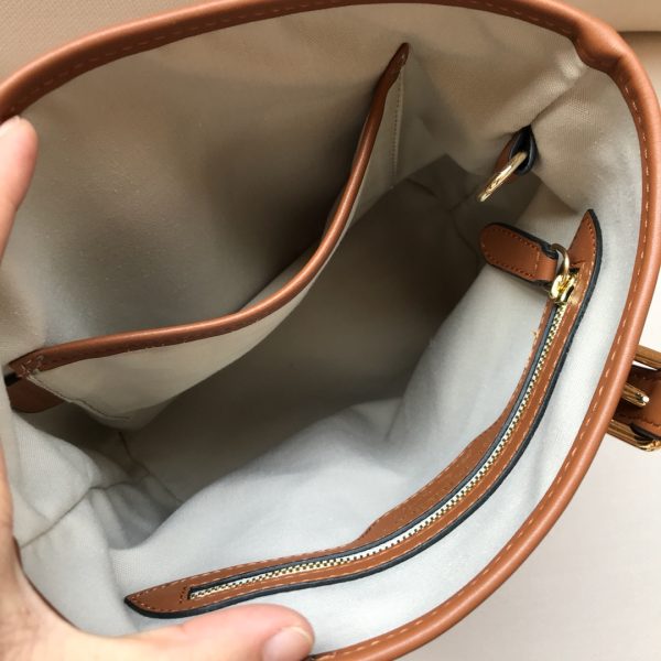 Burberry có túi xách cổ điển