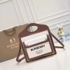 Một túi vải hai màu lấy cảm hứng từ Burberry