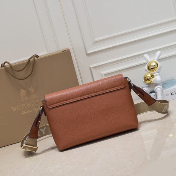 Túi da xốp khéo léo của Burberry với sọc Vintage