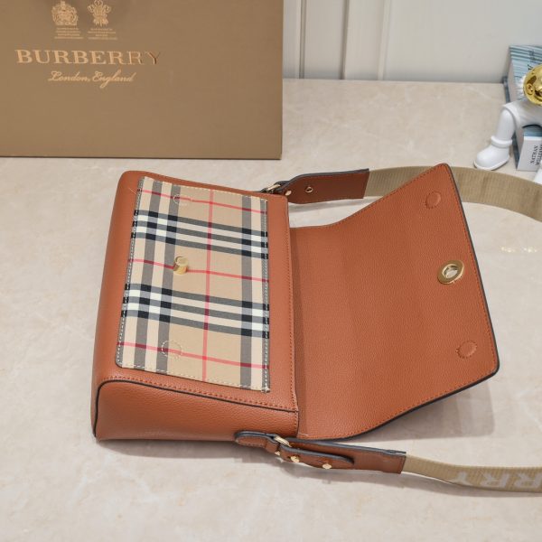 Túi da xốp khéo léo của Burberry với sọc Vintage