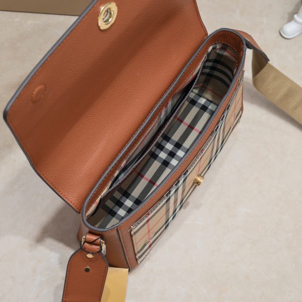 Túi da xốp khéo léo của Burberry với sọc Vintage