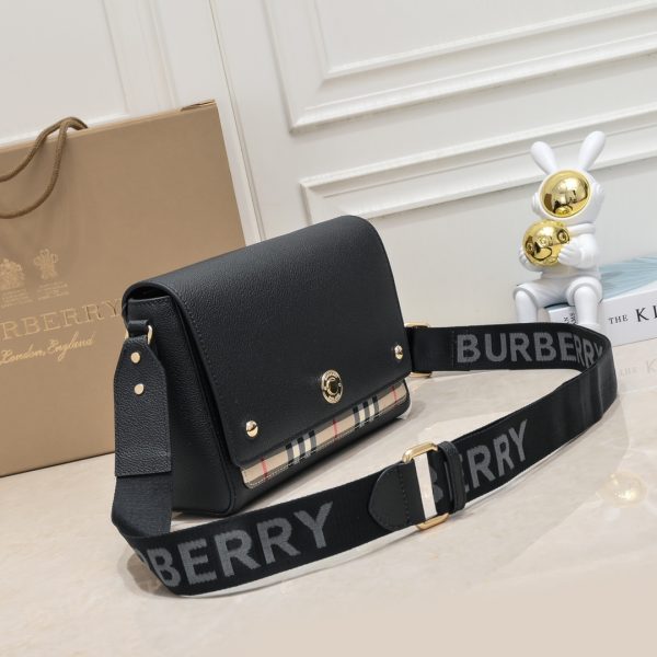 Túi da xốp khéo léo của Burberry với sọc Vintage