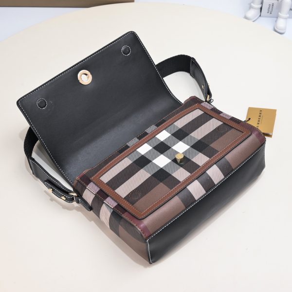 Túi da xốp khéo léo của Burberry với sọc Vintage