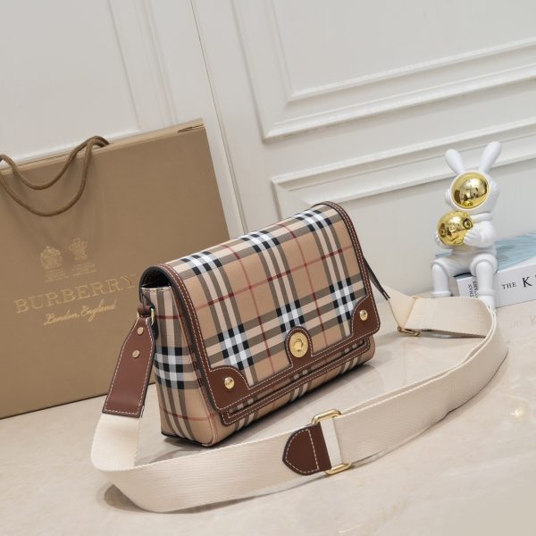 Túi da xốp khéo léo của Burberry với sọc Vintage