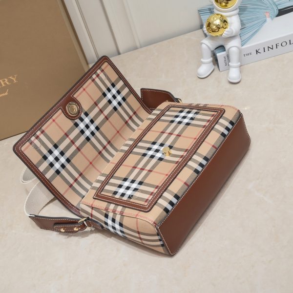 Túi da xốp khéo léo của Burberry với sọc Vintage
