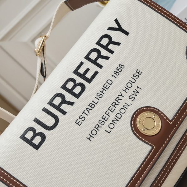 Túi da xốp khéo léo của Burberry với sọc Vintage