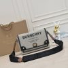 Túi da xốp khéo léo của Burberry với sọc Vintage