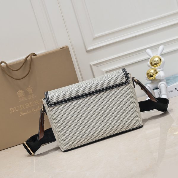 Túi da xốp khéo léo của Burberry với sọc Vintage