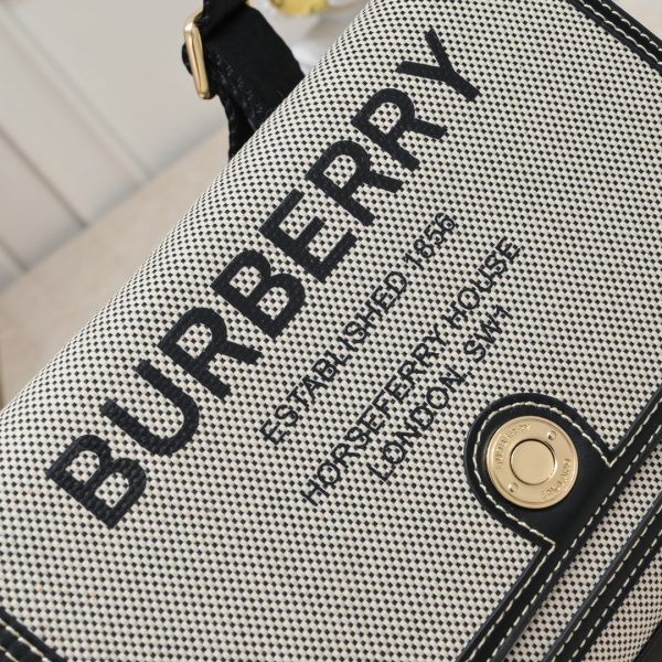 Túi da xốp khéo léo của Burberry với sọc Vintage