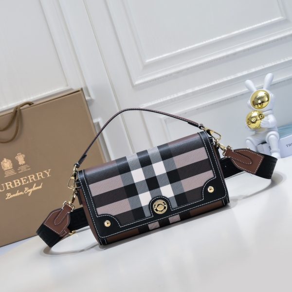 Túi mới của Burberry với màu cổ điển và màu nâu