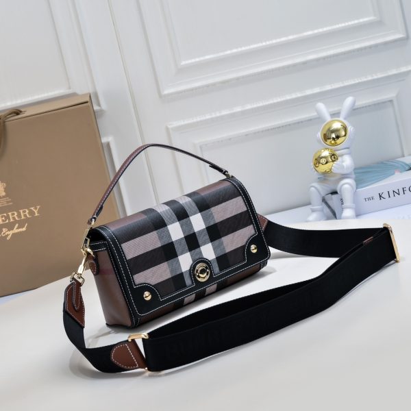 Túi mới của Burberry với màu cổ điển và màu nâu