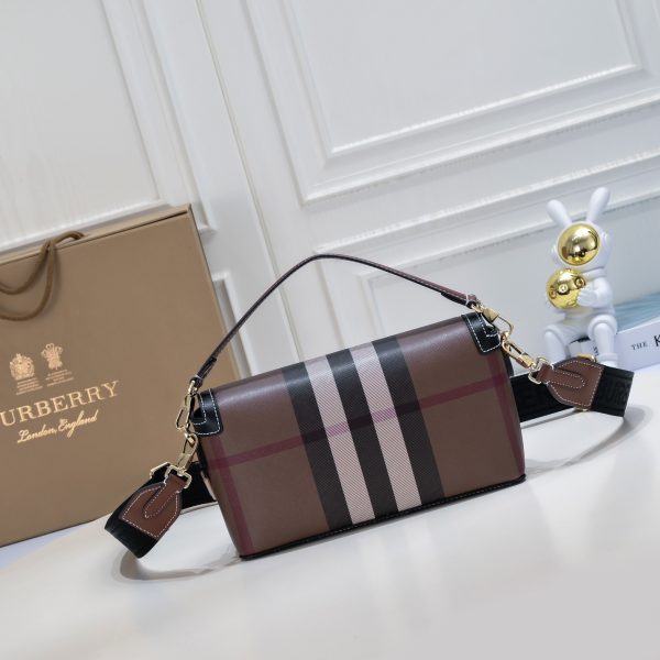 Túi mới của Burberry với màu cổ điển và màu nâu