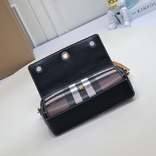 Túi mới của Burberry với màu cổ điển và màu nâu