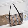 túi mua sắm ngựa của burberry