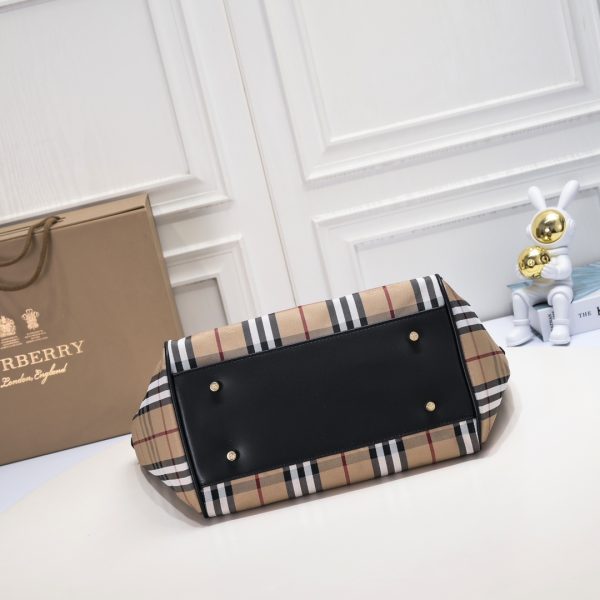 túi mua sắm ngựa của burberry
