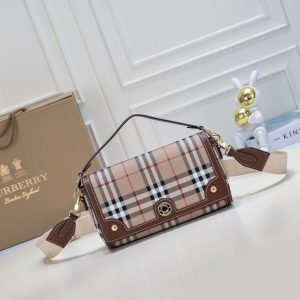 Túi mới của Burberry với màu cổ điển và màu nâu