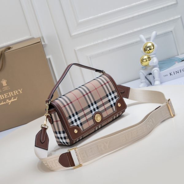Túi mới của Burberry với màu cổ điển và màu nâu