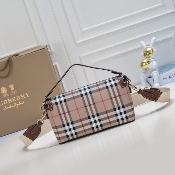 Túi mới của Burberry với màu cổ điển và màu nâu