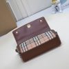 Túi mới của Burberry với màu cổ điển và màu nâu