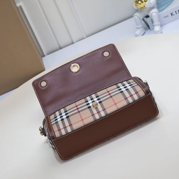 Túi mới của Burberry với màu cổ điển và màu nâu