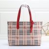 túi mua sắm chức năng thực dụng của burberry có thể sử dụng hai mặt