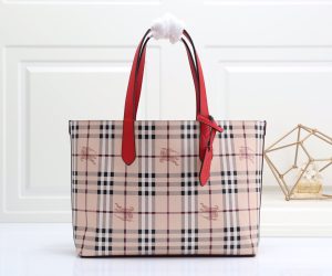 túi mua sắm chức năng thực dụng của burberry có thể sử dụng hai mặt