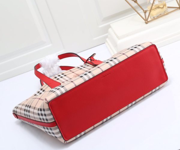 túi mua sắm chức năng thực dụng của burberry có thể sử dụng hai mặt
