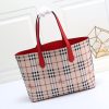 túi mua sắm chức năng thực dụng của burberry có thể sử dụng hai mặt
