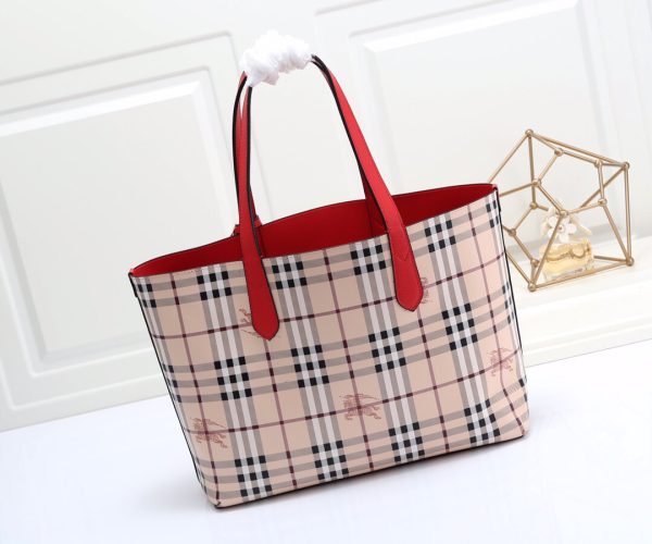 túi mua sắm chức năng thực dụng của burberry có thể sử dụng hai mặt