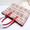túi mua sắm chức năng thực dụng của burberry có thể sử dụng hai mặt