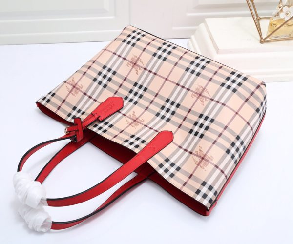 túi mua sắm chức năng thực dụng của burberry có thể sử dụng hai mặt