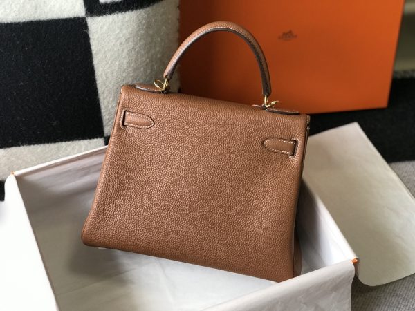 Kelly đã đi xa hơn những biểu tượng nhân dạng