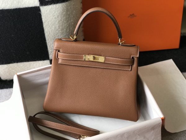 Kelly đã đi xa hơn những biểu tượng nhân dạng