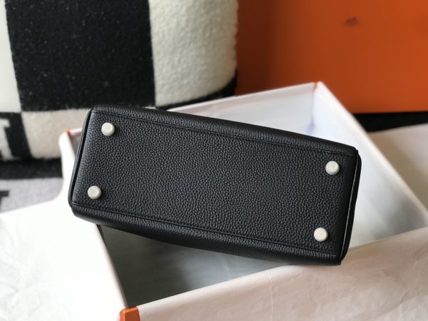 Kelly đã đi xa hơn những biểu tượng nhân dạng