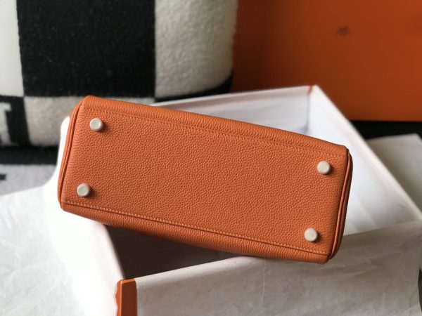 Kelly đã đi xa hơn những biểu tượng nhân dạng