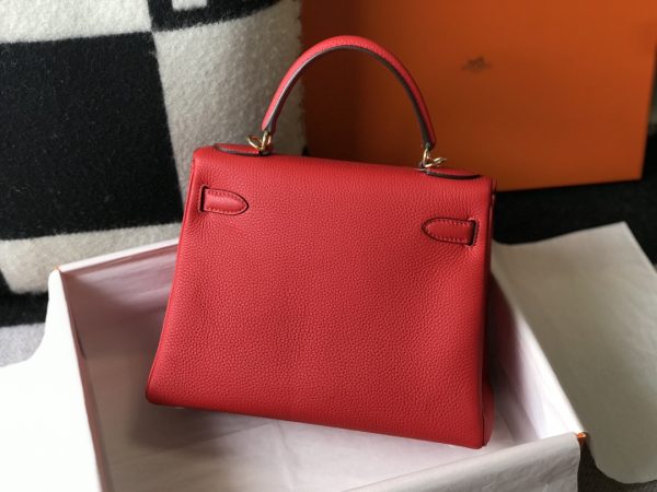 Kelly đã đi xa hơn những biểu tượng nhân dạng