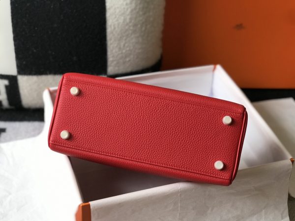 Kelly đã đi xa hơn những biểu tượng nhân dạng