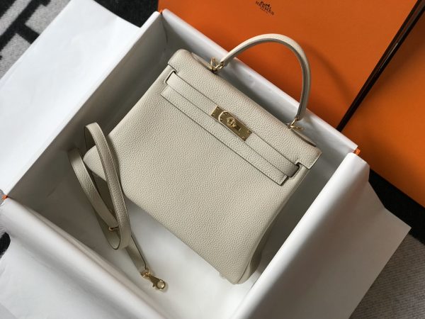 Kelly đã đi xa hơn những biểu tượng nhân dạng