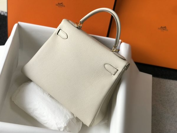 Kelly đã đi xa hơn những biểu tượng nhân dạng