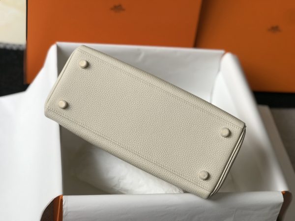 Kelly đã đi xa hơn những biểu tượng nhân dạng