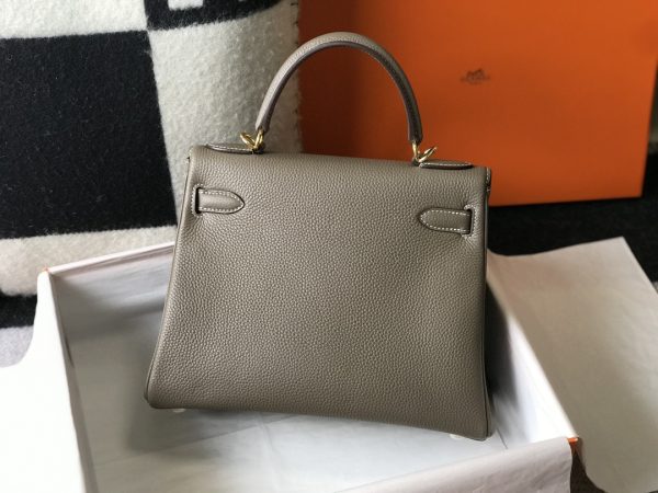 Kelly đã đi xa hơn những biểu tượng nhân dạng