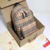 Túi xách vai Burberry Nylon được in với logo thương hiệu mới