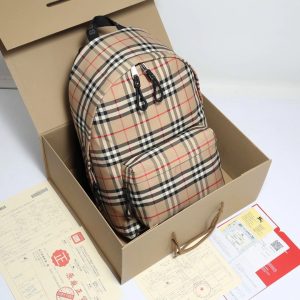 Túi xách vai Burberry Nylon được in với logo thương hiệu mới