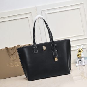 Túi Totti mới nhất của Burberry với gương phủ bằng da