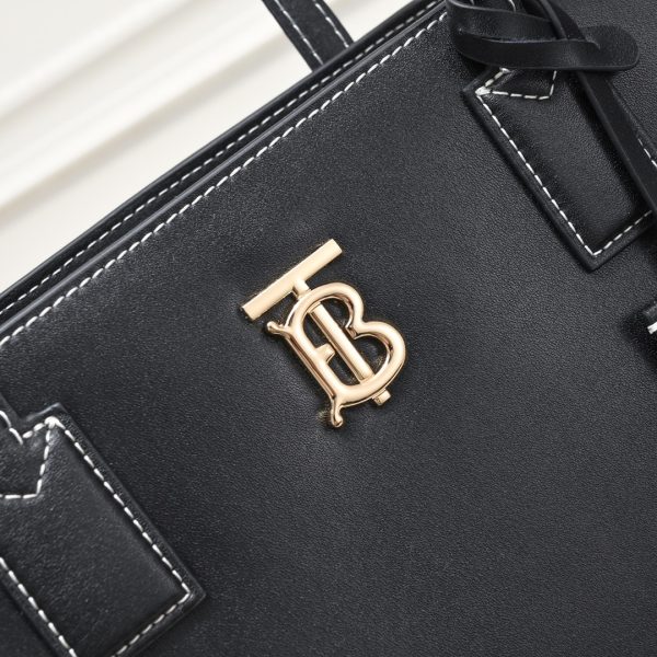 Túi Totti mới nhất của Burberry với gương phủ bằng da