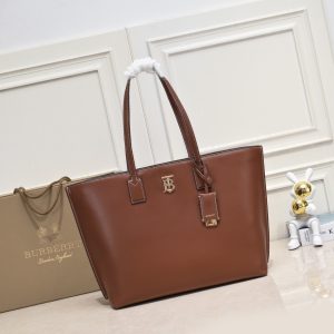 Túi Totti mới nhất của Burberry với gương phủ bằng da