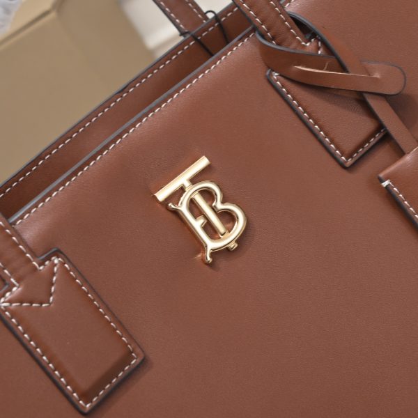 Túi Totti mới nhất của Burberry với gương phủ bằng da