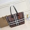 Burberry chính là chiếc túi gỗ gấm nâu