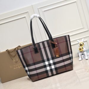 Burberry chính là chiếc túi gỗ gấm nâu